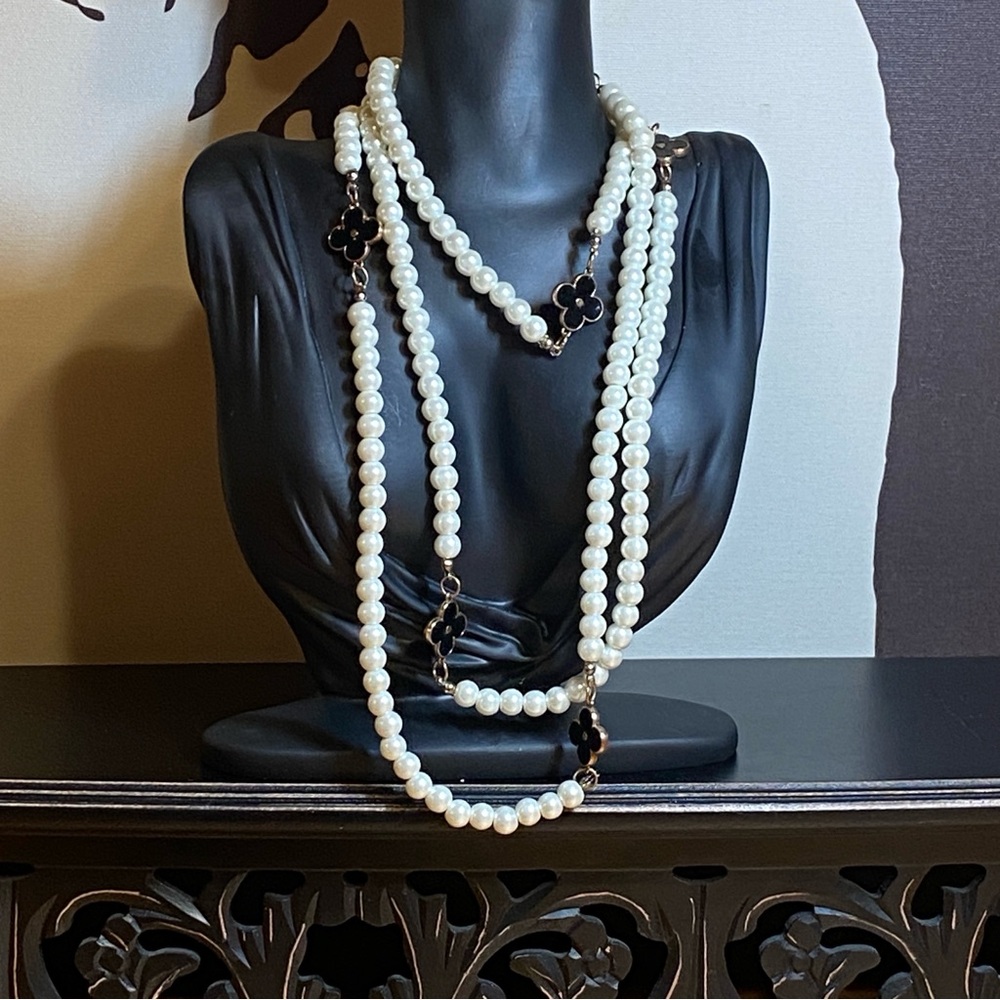🍇 Faux Pearl Necklace with 6 Intermittent Black & Gold Charms 56”